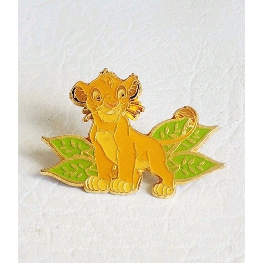 Disney Store Young Simba Walking on Leaves Lion King Brooch Pin from 1995